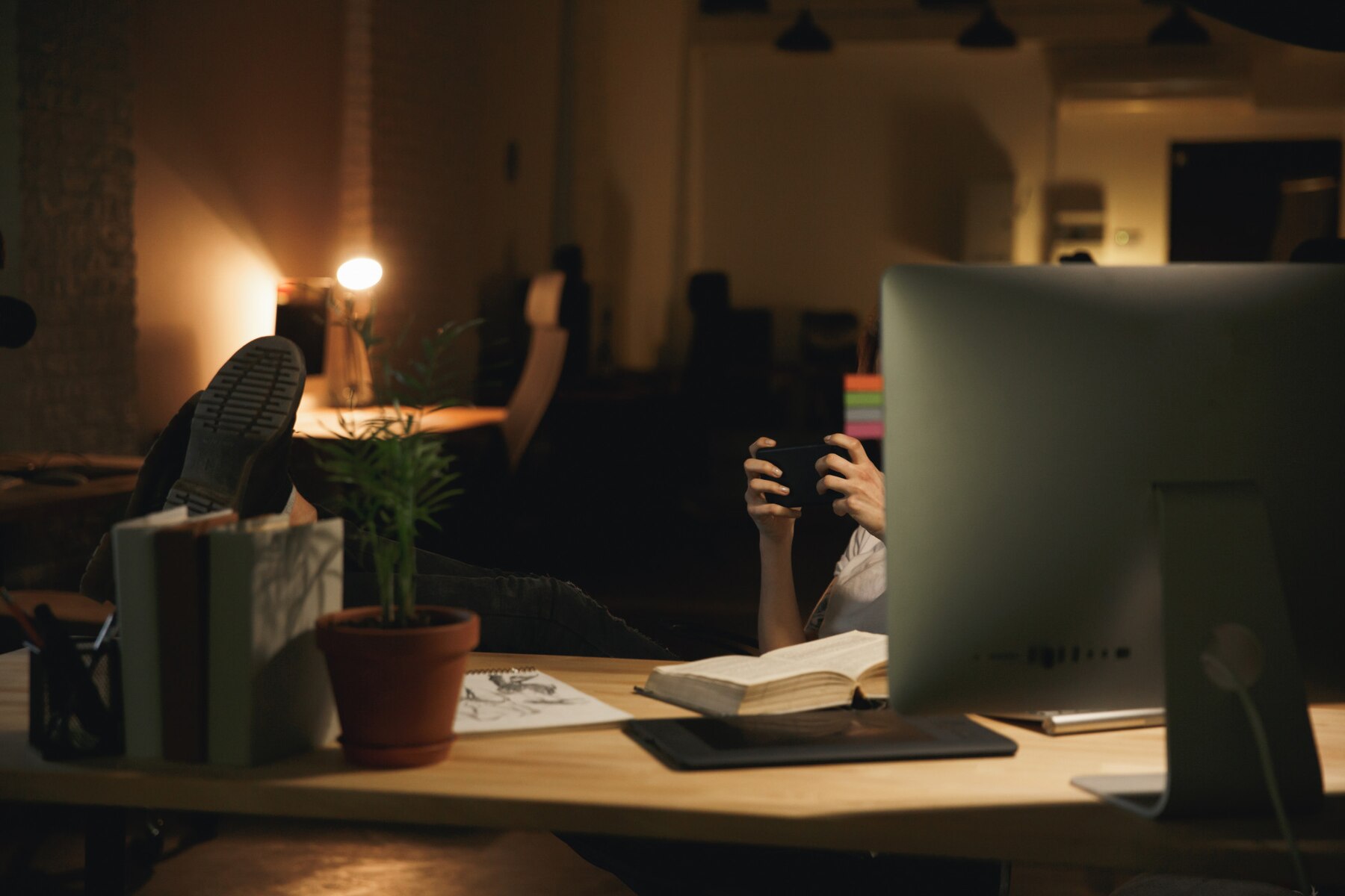 Stay up late and insomnia, which is more harmful to the body?